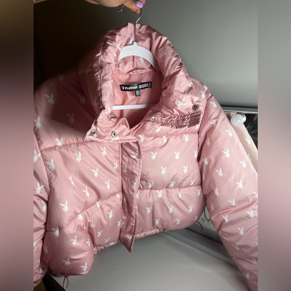 Missgiuded Playboy Pink cropped puffer